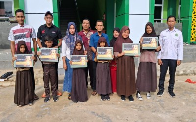 Suka Cita Pembagian Rapor: Madrasah Berikan Penghargaan Juara Umum bagi Siswa Berprestasi