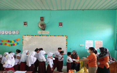 Cegah Penyakit Sejak Dini, Siswa MIN 1 Mesuji Dapatkan Imunisasi dari Puskesmas Adi Luhur