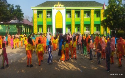 Senam Pagi Perdana di Halaman MIN 1 Mesuji Setelah 5 Bulan Terhalang Proyek Pembangunan