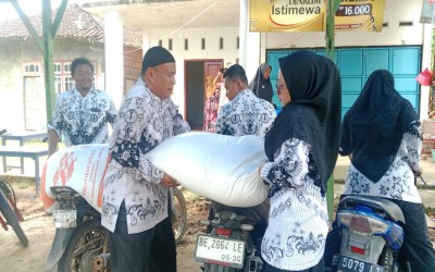 Guru MIN 1 Mesuji Berikan Bantuan Beras dan Donasi untuk Keluarga Siswa yang Ibunya Meninggal Dunia