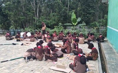 Siswa MIN 1 Mesuji Ubah Kardus Bekas Jadi Hasta Karya Cantik dalam Kegiatan Ekstrakurikuler Pramuka