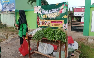 Wali Siswa Ramai di Depan Pintu Gerbang Madrasah, Program Jumat Berkah MIN 1 Mesuji Disambut Antusias