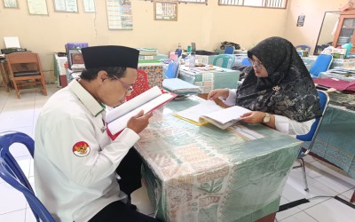 Supervisi Administrasi di MIN 1 Mesuji, Pengawas Kemenag Tekankan Tertib Dokumen