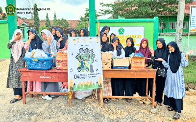 Sinergi Tanpa Batas: Kolaborasi Guru, Siswa, dan Wali Murid MIN 1 Mesuji dalam Aksi Berbagi Takjil