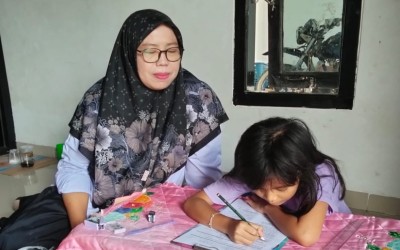 Guru MIN 1 Mesuji Kunjungi Rumah Siswa yang Sakit untuk Dampingi Asesmen Sumatif